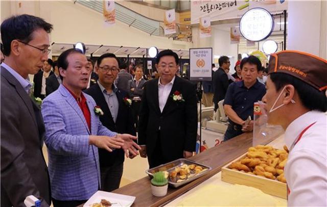 이마트가 지난해까지 나눠서 진행하던 ‘전통시장 우수상품 페어’와 ‘중소기업 스타상품 개발 프로젝트’를 하나로 합친 ‘2017 이마트 스타상품 개발프로젝트’를 20일 진행했다. 지난 2015년 진행된 ‘전통시장 우수상품 페어’에 자리한 이갑수 이마트 대표(맨왼쪽).    [제공=이마트]