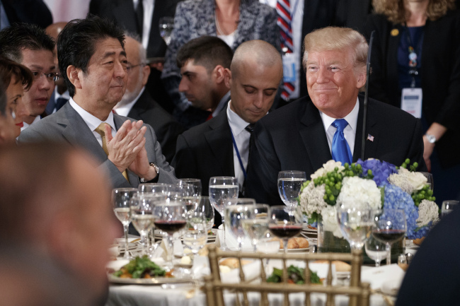 <YONHAP PHOTO-0639> Japanese Prime Minister Shinzo Abe applauds as President Donald Trump is introduced during a luncheon at the United Nations General Assembly, Tuesday, Sept. 19, 2017, in New York. (AP Photo/Evan Vucci)/2017-09-20 02:59:41/ <저작권자 ⓒ 1980-2017 ㈜연합뉴스. 무단 전재 재배포 금지.>
<YONHAP PHOTO-0639> Japanese Prime Minister Shinzo Abe applauds as President Donald Trump is introduced during a luncheon at the United Nations General Assembly, Tuesday, Sept. 19, 2017, in New York. (AP Photo/Evan Vucci)/2017-09-20 02:59:41/ <저작권자 ⓒ 1980-2017 ㈜연합뉴스. 무단 전재 재배포 금지.>