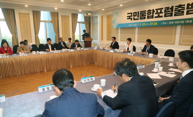 20일 오전 국회 귀빈식당에서 열린 국민통합포럼 출범식에서 바른정당 정운천 의원과 공동대표인 국민의당 이언주 의원이 발언하고 있다. 국민통합포럼은 바른정당과 국민의당 의원들의 모임으로 정치개혁 등을 위해 활동할 예정이다.[사진제공=연합뉴스]
20일 오전 국회 귀빈식당에서 열린 국민통합포럼 출범식에서 바른정당 정운천 의원과 공동대표인 국민의당 이언주 의원이 발언하고 있다. 국민통합포럼은 바른정당과 국민의당 의원들의 모임으로 정치개혁 등을 위해 활동할 예정이다.[사진제공=연합뉴스]