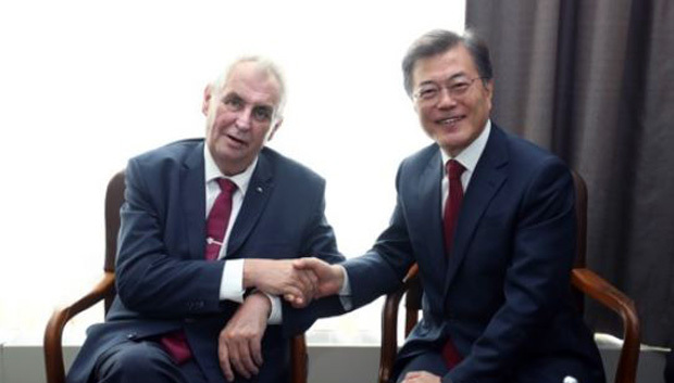 South Korean President Moon Jae-in (R) shakes hands with his Czech counterpart Milos Zeman before the start of their bilateral summit on the sidelines of the UN General Assembly in New York on Sept. 19, 2017. (Yonhap)