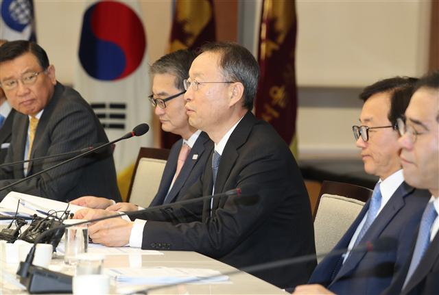 백운규 산업통상자원부 장관이 20일 오전 서울 중구 대한상공회의소에서 열린 ‘2017 코리아세일페스타 민관합동추진위원회’에서 인사말을 하고 있다. 민관추진위는 올해 행사를 지난해보다 확대해 내수에 활력을 불어넣기로 했다.  [연합뉴스]