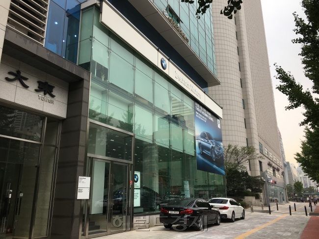 메르세데스-벤츠 C클래스, BMW 3시리즈의 대항마를 자처한 현대차 제네시스 브랜드가 20일 ‘G70’ 판매 개시에 들어가며 수입차 시장에 긴장감이 감돌고 있다. 사진은 서울 강남3구에 위치한 한 BMW 전시장 모습.［사진=박혜림 기자/rim@heraldcorp.com］