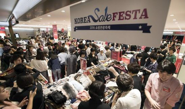 In this file photo taken on Sept. 29, 2016, shoppers pack the main outlet of Lotte Department Store in central Seoul as South Korea kicks off a large-scale shopping event with a variety of programs to revive sluggish consumption. (Yonhap)