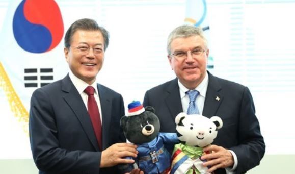 South Korean President Moon Jae-in (L) presents mascots of 2018 PyeongChang Winter Olympic Games to Thomas Bach, president of the International Olympic Committee, as the two met on the sidelines of the UN General Assembly in New York on Sept. 19, 2017. (Yonhap)