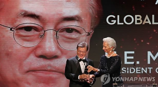 South Korean President Moon Jae-in (L) is presented with the Global Citizen Award by Christine Lagarde, managing director of the International Monetary Fund, in a ceremony held in New York on Sept. 19, 2017. Moon was one of three winners of the annual award given by the US think tank Atlantic Council. (Yonhap)