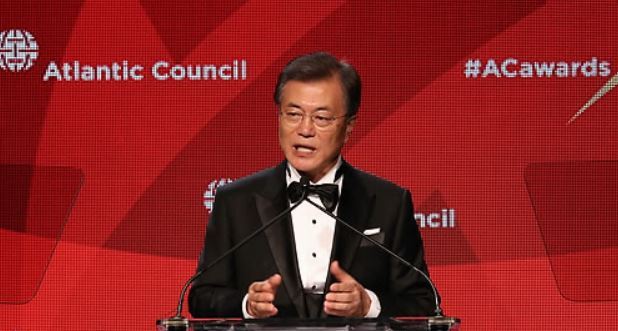 South Korean President Moon Jae-in offers a speech after accepting the Global Citizen Award from the US think tank Atlantic Council in a ceremony held in New York on Sept. 19, 2017. (Yonhap)