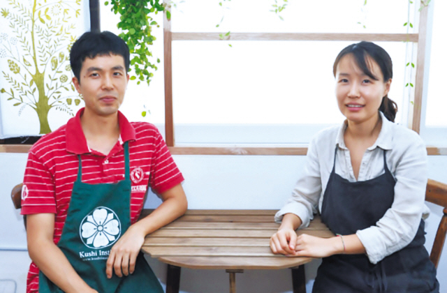 밀가루ㆍ계란ㆍ설탕ㆍ버터를 넣지 않고 건강한 식재료만을 골라 비건 베이커리를 만드는 강대웅·이윤서 ‘뿌리온더플레이트’ 공동대표. 윤병찬 기자/yoon4698@