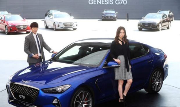 In this photo taken Sept. 15, 2017, models pose for a photo at a media event held at Hyundai Motor Co.'s design center in Hwaseong, just southwest of Seoul, to unveil the G70 sports sedan under the independent Genesis marque. (Yonhap)
