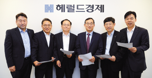 ‘2017 헤럴드경제 베스트 리포트 대상’ 심사위원회의 전체회의가 지난 11일 서울 용산구 후암동 헤럴드 본사에서 열렸다. 왼쪽부터 전창협 헤럴드경제 편집국장, 성인모 한국금융투자협회 증권ㆍ파생상품서비스본부장, 장준경 금융감독원 자본시장감독국장, 고봉찬 서울대 경영학과 교수(심사위원장), 정운수 한국거래소 코스닥본부장보, 김희수 에프앤가이드 상무.
이상섭 기자/babtong@