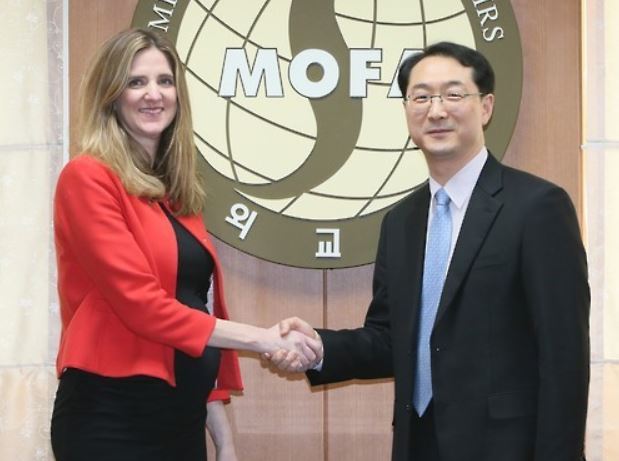 This file photo shows Kim Gunn (R), South Korea's deputy chief nuclear envoy, and Jennifer Fowler, US deputy assistant secretary of the treasury for terrorist financing, posing ahead of their talks in Seoul on financial sanctions against North Korea on Feb. 23, 2016. (Yonhap)