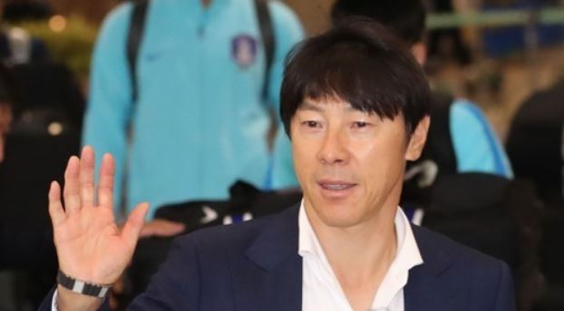 In this file photo taken Sept. 7, 2017, South Korea national football team head coach Shin Tae-yong waves to fans at Incheon International Airport, located 40 kilometers west of Seoul. (Yonhap)