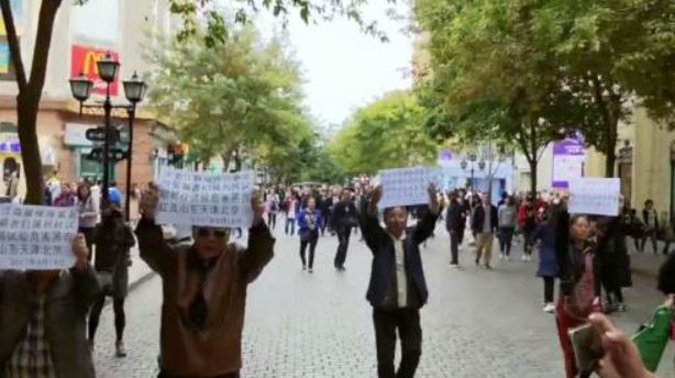 Chinese people stage a rally against North Korea's nuclear test in Harbin, Heilongjian Prince on Sept. 17, 2017, in this photo captured from the RFA website. (Yonhap)