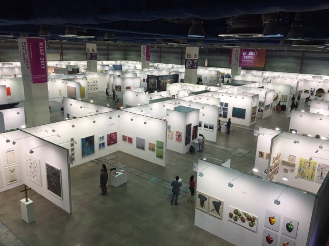 국내 최대의 미술장터인 한국 국제아트페어(KIAF 2017)이 20일 VIP오픈을 시작으로 24일까지 5일간 서울 삼성동 코엑스에서 열린다. [사진=헤럴드경제DB]