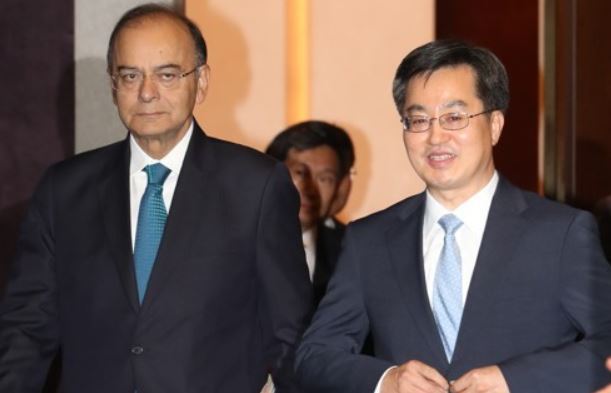 South Korea's Finance Minister Kim Dong-yeon (R) and his visiting Indian counterpart Arun Jaitley enter a meeting room for the 5th Korea-India Finance Ministers' Meeting at a Seoul hotel on June 14, 2017. (Yonhap)