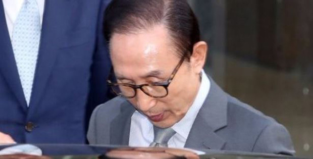 Former President Lee Myung-bak gets off a vehicle in front of his office in Gangnam, southern Seoul, Sept. 4. (Yonhap)
