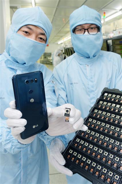 광주광역시에 위치한 LG이노텍 카메라 모듈 생산공장에서 연구원이 LG ‘V30’와 카메라 모듈을 소개하고 있다.  [제공=LG전자]