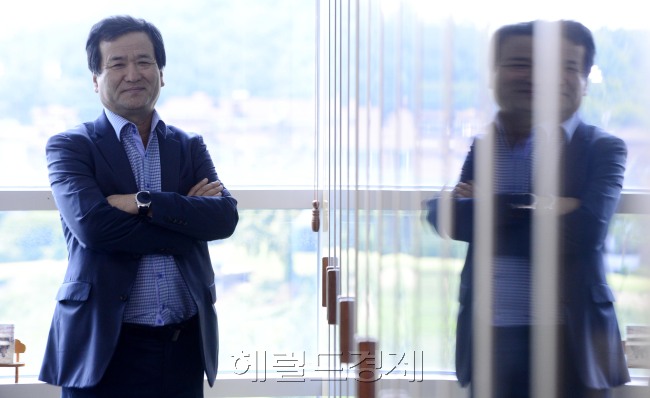 김재철 에스텍파마 대표는 바이오ㆍ제약산업 선두 기업에 대한 아낌없는 지원이 필요하다고 강조했다. [사진=박해묵 기자/mook@heraldcorp.com]