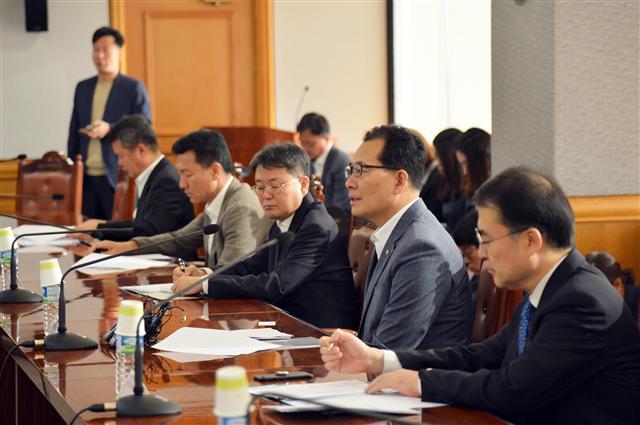 고형권(오른쪽 두번째) 기획재정부 차관이 21일 서울시 중구 명동 은행회관에서 미 연방준비제도(Fed)의 자산축소 결정과 관련해 제53차 거시경제금융회의를 주재하고 있다. 고 차관은 이번 연준의 결정이 시장 예상과 부합한다며 실제 금융시장에 미치는 영향은 크지 않을 것이라고 말했다.  [제공=기획재정부]