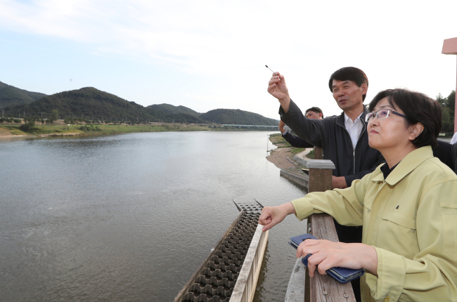 <YONHAP PHOTO-4482> 공주보 방문한 환경부 장관 (공주=연합뉴스) 이진욱 기자 = 18일 오후 김은경 환경부 장관이 충남 공주시 공주보를 방문, 현황 보고를 받고 있다. 2017.9.18 cityboy@yna.co.kr/2017-09-18 17:07:23/ <저작권자 ⓒ 1980-2017 ㈜연합뉴스. 무단 전재 재배포 금지.>
<YONHAP PHOTO-4482> 공주보 방문한 환경부 장관 (공주=연합뉴스) 이진욱 기자 = 18일 오후 김은경 환경부 장관이 충남 공주시 공주보를 방문, 현황 보고를 받고 있다. 2017.9.18 cityboy@yna.co.kr/2017-09-18 17:07:23/ <저작권자 ⓒ 1980-2017 ㈜연합뉴스. 무단 전재 재배포 금지.>