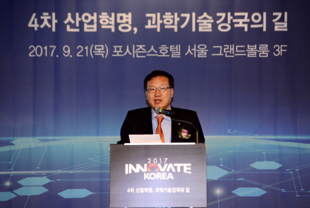 21일 오전 서울 광화문 포시즌스호텔서울 그랜드볼룸에서 ‘이노베이트 코리아(Innovate Korea) 2017’가 성황리에 열렸다. 이번 행사는 4차 산업혁명시대, 대한민국의 정보통신기술과 과학기술의 미래상을 조망하는 자리로 헤럴드경제의 첫 번째 과학기술포럼이다(사진 위). 한편, 권충원 헤럴드 대표이사는 개회사를 통해 “4차 산업혁명을 선도해 나가기 위해서는 정부와 민간의 역할분담과 함께 상생의 생태계 구축이 필수적” 이라고 밝혔다.
이상섭 기자/babtong@