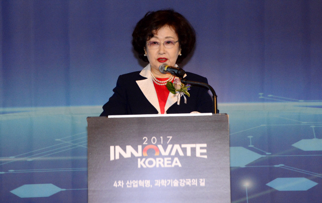 [헤럴드경제=박해묵 기자] 21일 오전 서울 광화문 포시즌스호텔서울 그랜드볼룸에서 ‘이노베이트 코리아(Innovate Korea) 2017’가 열린 가운데 김명자 한국과학기술단체총연합회장이 축사를 하고 있다. 이번 행사는 4차 산업혁명시대, 대한민국의 정보통신기술과 과학기술의 미래상을 조망하는 자리로 헤럴드경제의 첫 번째 과학기술포럼이다. 2017.9.21