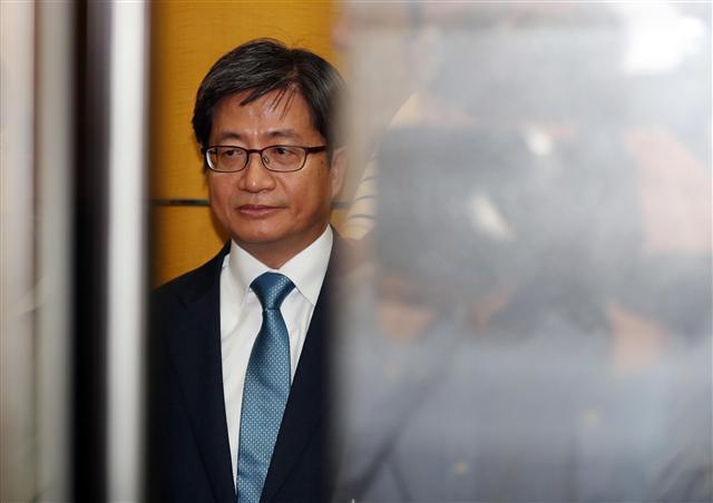 김명수 대법원장 후보자가 임명동의안 국회 본회의 표결을 앞둔 21일 오전 서울 서초구 사법발전재단에 마련된 사무실로 들어가고 있다. [연합뉴스]