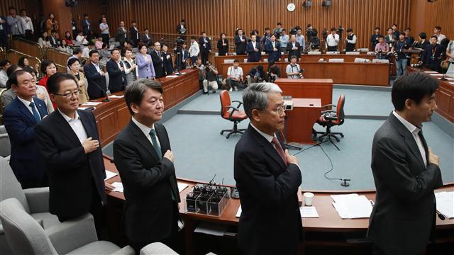안철수 대표와 김동철 원내대표 등 국민의당 의원들이 21일 오전 국회 본청에서 김명수 대법원장 후보자 임명동의안 처리 문제를 위해 열린 의원총회에 참석해 국기에 대한 경례를 하고 있다.  [연합뉴스]