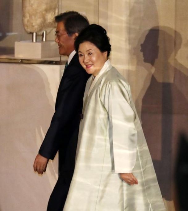South Korean President Moon Jae-in and his wife, Kim Jung-sook, enter a special event in New York hosted by South Korea's Olympic organizing committee on Sept. 20, 2017, to promote the 2018 Winter Olympics to be held in South Korea's PyeongChang. (Yonhap)
