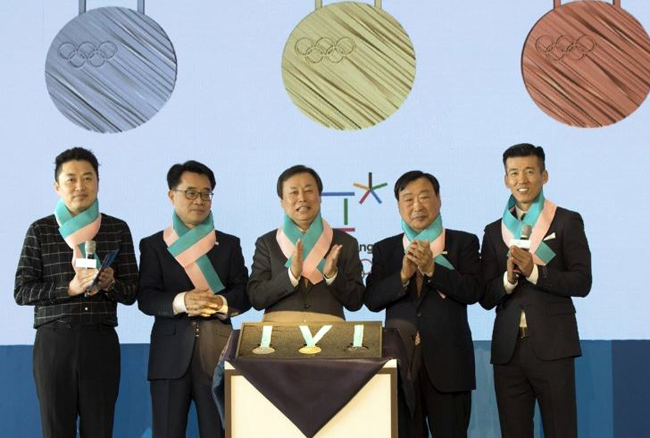 Medals to be awarded at the 2018 PyeongChang Winter Olympics are presented at a ceremony in Seoul on Sept. 21, 2017. From left: TV personality Jung Chan-woo, an honorary ambassador for PyeongChang 2018; Song Seok-du, governor of administrative affairs for Gangwon Province; Do Jong-hwan, minister of culture, sports and tourism; Lee Hee-beom, head of the 2018 PyeongChang Winter Olympics organizing committee; and Sean, South Korean recording artist and an honorary ambassador for PyeongChang 2018. (Yonhap)