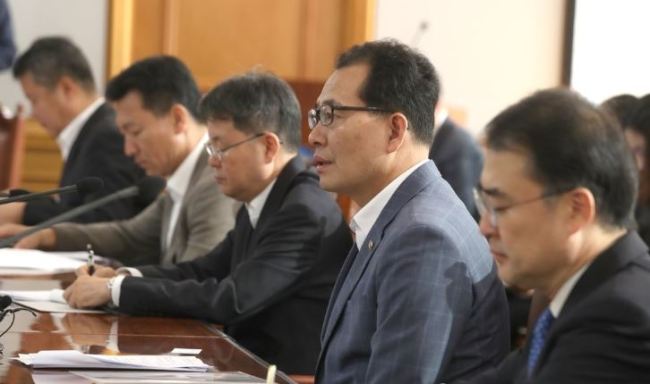 Vice Finance Minister Ko Hyoung-kwon (2nd from R) speaking at BOK headquarters in central Seoul. (Yonhap)