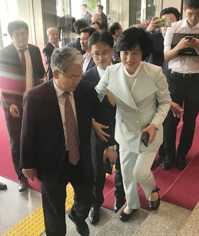 더불어민주당 추미애 대표가 김명수 대법원장 후보자 임명동의안 표결을 앞둔 21일 국회 본관에서 국민의당 김동철 원내대표와 만나 팔짱을 끼고 있다.[사진제공=연합뉴스]
더불어민주당 추미애 대표가 김명수 대법원장 후보자 임명동의안 표결을 앞둔 21일 국회 본관에서 국민의당 김동철 원내대표와 만나 팔짱을 끼고 있다.[사진제공=연합뉴스]