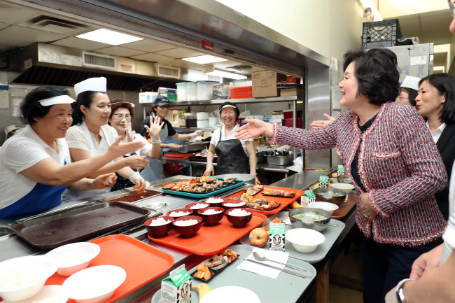 First lady kim Jung-sook visits the Korean American Senior Center of Flushing (Yonhap)