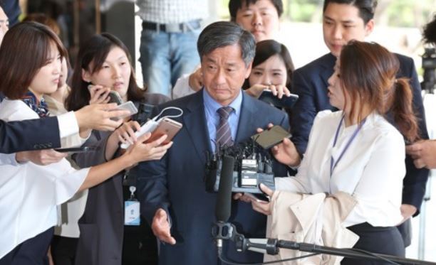 Former senior National Intelligence Service official Lee Jong-myeong is surrounded by reporters as he arrives at the Seoul Central District Prosecutors' Office to face questioning over the NIS' cybersmear campaign on Sept. 21, 2017. (Yonhap)