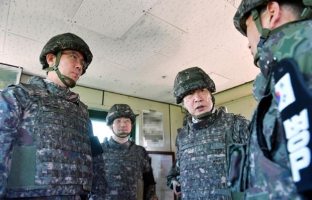 South Korean Defense Minister Song Young-moo (2nd from R) and Rep. Kim Young-woo Kim (L), chairman of the National Assembly's committee on national defense, meet with soldiers at a guard post inside the Demilitarized Zone on Sept. 21, 2017, in this photo provided by Song's ministry. (Yonhap)