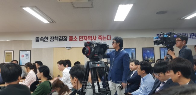 한 상인이 간담회 자리에서 언성을 높이는 모습.