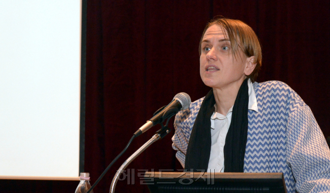 21일 서울역사박물관서 열린 제2회 서울은 미술관 국제컨퍼런스 첫날 소피 골츠 싱가포르 난양 이공대 예술ㆍ미디어ㆍ디자인 전공 조교수가 ‘사회적 촉진으로서 공공미술의 영역’이라는 주제로 강연을 하고 있다. [사진=정희조 기자/ checho@heraldcorp.com]