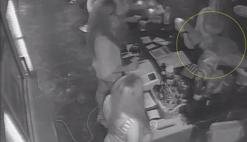 An American tourist was charged 1.7 million dollars for his drinks at a bar in Itaewon, Seoul. (Yonhap)