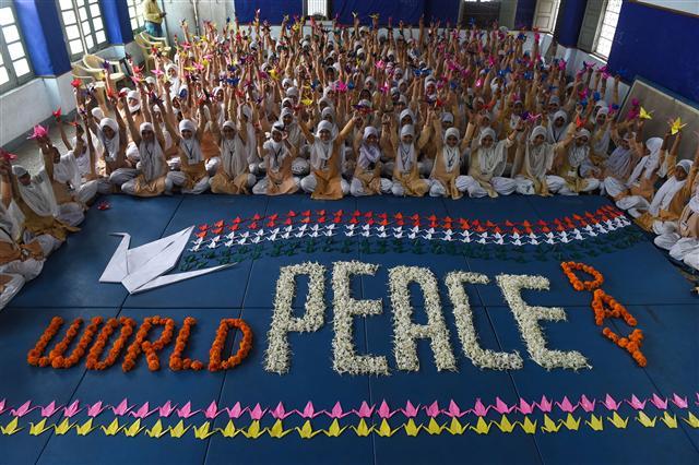 <YONHAP PHOTO-0459> TOPSHOT - Indian schoolchildren take part in an event to mark the United Nation's International Day of Peace at Anjuman-E-Islam School in Ahmedabad on September 21, 2017. / AFP PHOTO / SAM PANTHAKY/2017-09-22 01:58:14/ <저작권자 ⓒ 1980-2017 ㈜연합뉴스. 무단 전재 재배포 금지.>