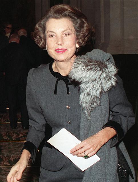 <YONHAP PHOTO-0336> (FILES) This file photo taken on November 30, 1988 in Paris shows L'Oreal heiress Liliane Bettencourt. L'Oreal heiress Liliane Bettencourt, the world's richest woman, has died at the age of 94, her family said on September 21, 2017. "Liliane Bettencourt died last night at home," her daughter said in a statement. / AFP PHOTO / GERARD FOUET/2017-09-22 01:22:25/ <저작권자 ⓒ 1980-2017 ㈜연합뉴스. 무단 전재 재배포 금지.>