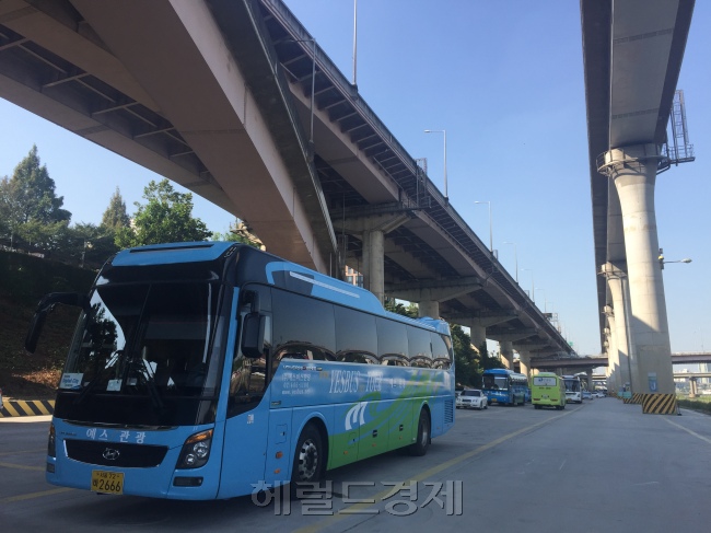 탄천 공영 주차장에 주차되어 있는 대형 차량. [사진=이현정 기자/rene@heraldcorp.com]