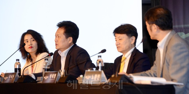 헤럴드경제가 지난 21일 주최한 ‘이노베이트 코리아 2017’ 제2세션에서 ‘4차 산업혁명 대응을 위한 정부의 역할’을 주제로 토론이 진행되고 있다. (사진 왼쪽부터)사회를 맡은 김소영 KAIST 과학기술정책대학원장, 토론에 나선 이세준 과학기술정책연구원 혁신정책연구본부장, 박태현 한국과학창의재단 이사장, 노환진 과학기술연합대학원대학교(UST) 교수. [사진=박해묵 기자/mook@heraldcorp.com]