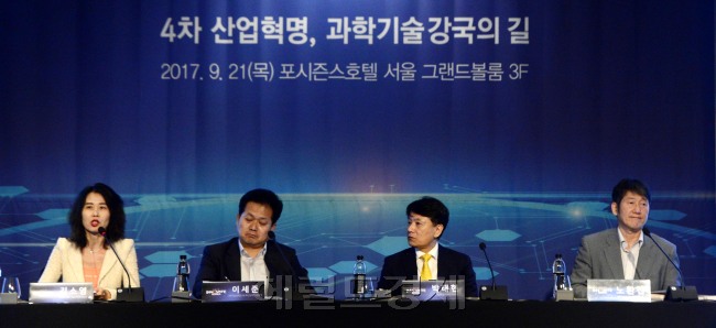 헤럴드경제가 지난 21일 주최한 ‘이노베이트 코리아 2017’ 제2세션에서 ‘4차 산업혁명 대응을 위한 정부의 역할’을 주제로 토론이 진행되고 있다. (사진 왼쪽부터)사회를 맡은 김소영 KAIST 과학기술정책대학원장, 토론에 나선 이세준 과학기술정책연구원 혁신정책연구본부장, 박태현 한국과학창의재단 이사장, 노환진 과학기술연합대학원대학교(UST) 교수. [사진=박해묵 기자/mook@heraldcorp.com]