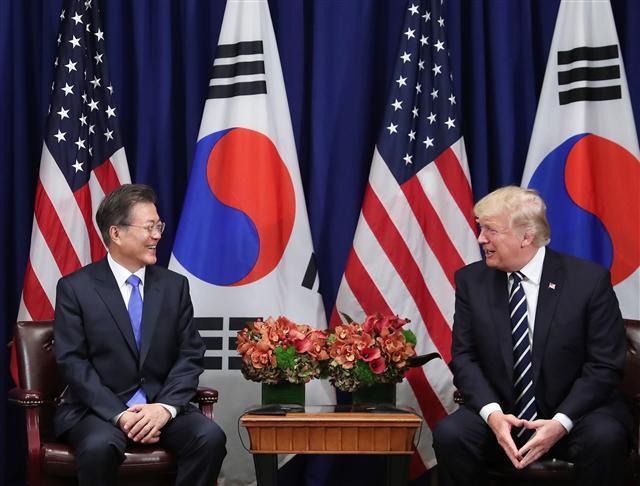문재인 대통령이 21일 오전(현지시간) 미국 뉴욕 롯데 팰리스 호텔에서 도널드 트럼프 미국 대통령과 ‘한-미 정상회담’을 하며 환하게 웃고 있다. 	 [연합뉴스]