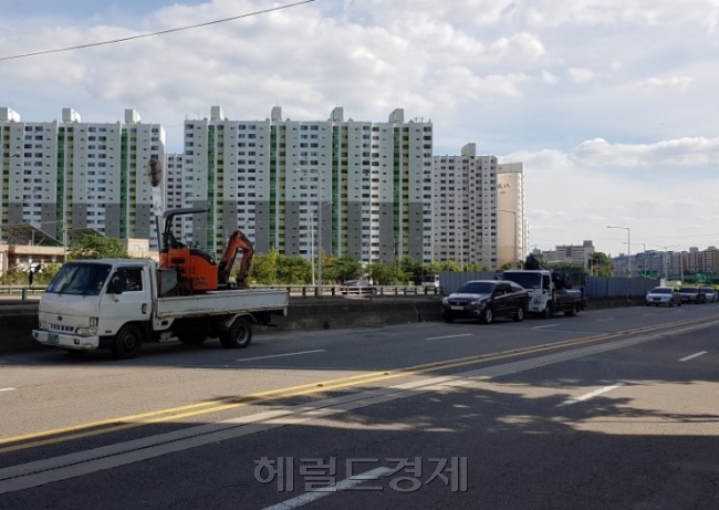 화물차가 주택가 도로에 밤샘주차하는 경우가 근절되지 않아 인근 주민들이 사고위험 소음, 먼지로 고통받고 있다. 신도림역에서 대림역 방향 아파트 옆 도로에 주차된 화물차량들. [사진=유오상 기자/osyoo@heraldcorp.com]