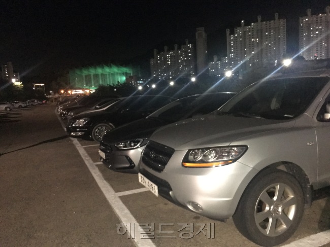 화물차 차고지는 경기도에 등록해두고 실제로 화물차는 서울 등 주거지 인근 도로에 불법주차하는 기사들이 많다. 화물차 대신 승용차로 가득한 경기도 안양석수화물공영차고지. [사진=김유진 기자/kacew@heraldcorp.com]