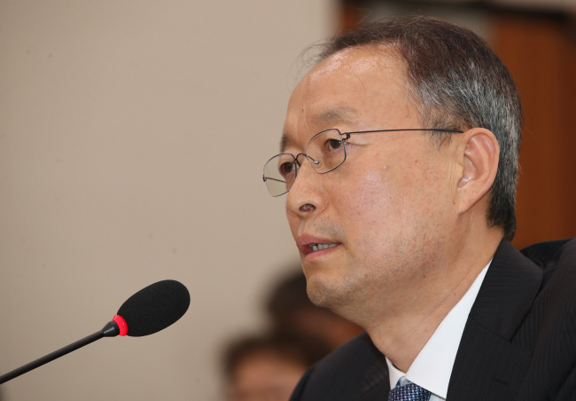 <YONHAP PHOTO-3770> 질의에 답하는 백운규 장관 (서울=연합뉴스) 박동주 기자 = 백운규 산업통상자원부 장관이 19일 오후 서울 국회에서 열린 법제사법위원회 전체회의에서 의원 질의에 답하고 있다. 2017.9.19 pdj6635@yna.co.kr/2017-09-19 16:00:22/ <저작권자 ⓒ 1980-2017 ㈜연합뉴스. 무단 전재 재배포 금지.>
<YONHAP PHOTO-3770> 질의에 답하는 백운규 장관 (서울=연합뉴스) 박동주 기자 = 백운규 산업통상자원부 장관이 19일 오후 서울 국회에서 열린 법제사법위원회 전체회의에서 의원 질의에 답하고 있다. 2017.9.19 pdj6635@yna.co.kr/2017-09-19 16:00:22/ <저작권자 ⓒ 1980-2017 ㈜연합뉴스. 무단 전재 재배포 금지.>
