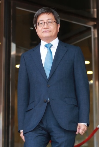 김명수 대법원장 후보자가 21일 오후 서초구 사법발전재단에 마련된 사무실을 나서고 있다. [사진제공=연합뉴스]
