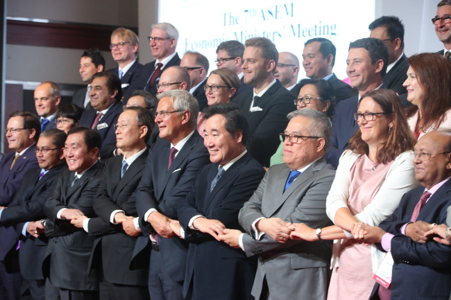 <YONHAP PHOTO-2030> 아셈 경제장관회의 개막 (서울=연합뉴스) 서명곤 기자 = 22일 오전 서울 강남구 삼성동 코엑스에서 열린 아시아유럽정상회의(ASEM) 경제장관회의 개회식에서 이낙연 국무총리가 51개 회원국의 장·차관들과 기념촬영을 하고 있다. '아시아와 유럽의 포용적 번영을 위한 혁신적 파트너십'을 주제로 열린 이번 회의는 2005년 네덜란드 로테르담 회의 이후 중단됐다가 12년 만에 다시 열렸다. 2017.9.22 seephoto@yna.co.kr/2017-09-22 09:39:53/ <저작권자 ⓒ 1980-2017 ㈜연합뉴스. 무단 전재 재배포 금지.>
<YONHAP PHOTO-2030> 아셈 경제장관회의 개막 (서울=연합뉴스) 서명곤 기자 = 22일 오전 서울 강남구 삼성동 코엑스에서 열린 아시아유럽정상회의(ASEM) 경제장관회의 개회식에서 이낙연 국무총리가 51개 회원국의 장·차관들과 기념촬영을 하고 있다. '아시아와 유럽의 포용적 번영을 위한 혁신적 파트너십'을 주제로 열린 이번 회의는 2005년 네덜란드 로테르담 회의 이후 중단됐다가 12년 만에 다시 열렸다. 2017.9.22 seephoto@yna.co.kr/2017-09-22 09:39:53/ <저작권자 ⓒ 1980-2017 ㈜연합뉴스. 무단 전재 재배포 금지.>