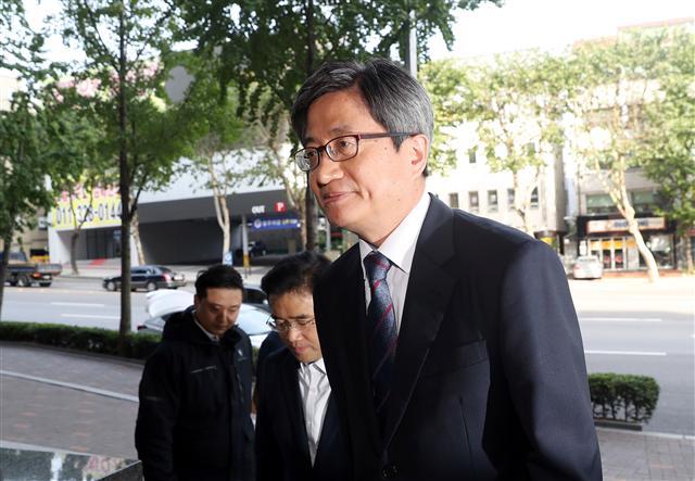 김명수 대법원장 후보자가 22일 오전 서울 서초동 사무실로 출근하고 있다. 김 후보자 임명동의안은 21일 문재인 대통령이 지명한지 31일만에 국회를 통과했다. [연합뉴스]