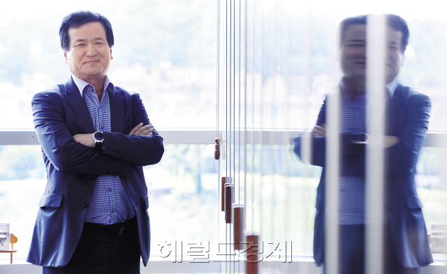 바이오ㆍ제약산업 선두 기업에 대한 아낌없는 지원이 필요하다고 강조하는 김재철 에스텍파마 대표는 ‘도전과 열정’이 자신의 좌우명이라고 밝혔다. 박해묵 기자/mook@heraldcorp.com